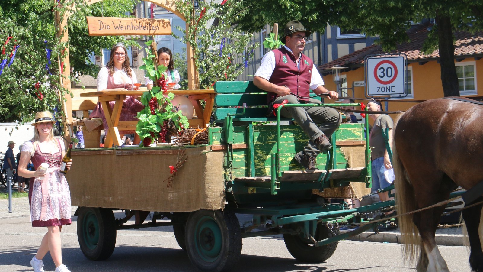 Die Weinhoheiten dürfen am Festzug weiterhin Wein ausschenken. Ansonsten soll aus Sicherheitsgründen über ein erneutes Alkoholverbot für Umzugsteilnehmer nachdedacht werden. Archivfoto: VKZ/Rücker Die Weinhoheiten dürfen am Festzug weiterhin Wein ausschenken. Ansonsten soll aus Sicherheitsgründen über ein erneutes Alkoholverbot für Umzugsteilnehmer nachdedacht werden. Archivfoto: VKZ/Rücker
