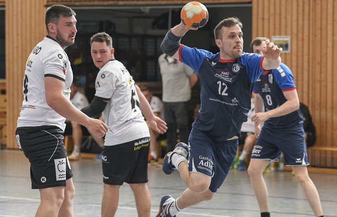 Eine Energieleistung beschert Tobias Rothacker (rechts) mit dem TSV Oberriexingen einen Heimsieg gegen den Tabellenführer aus Bietigheim. <span class='image-autor'>Foto: Archiv/Leitner</span>