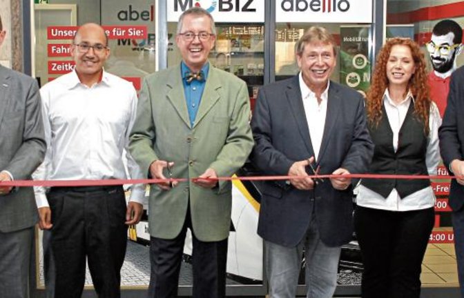 Haben am Dienstag die „MobiZ 2.0“ im Bahnhof Mühlacker aufs Gleis gestellt: Oberbürgermeister Frank Schneider, Benjamin Schmauder (Abellio) Landrat-Vize Wolfgang Herz, VPE-Geschäftsführer Axel Hofsäß, Eleni Ramenidou (Abellio) und Rolf Schafferath, Geschäftsführer von Abellio Baden-Württemberg (von links).  Foto: Kollros