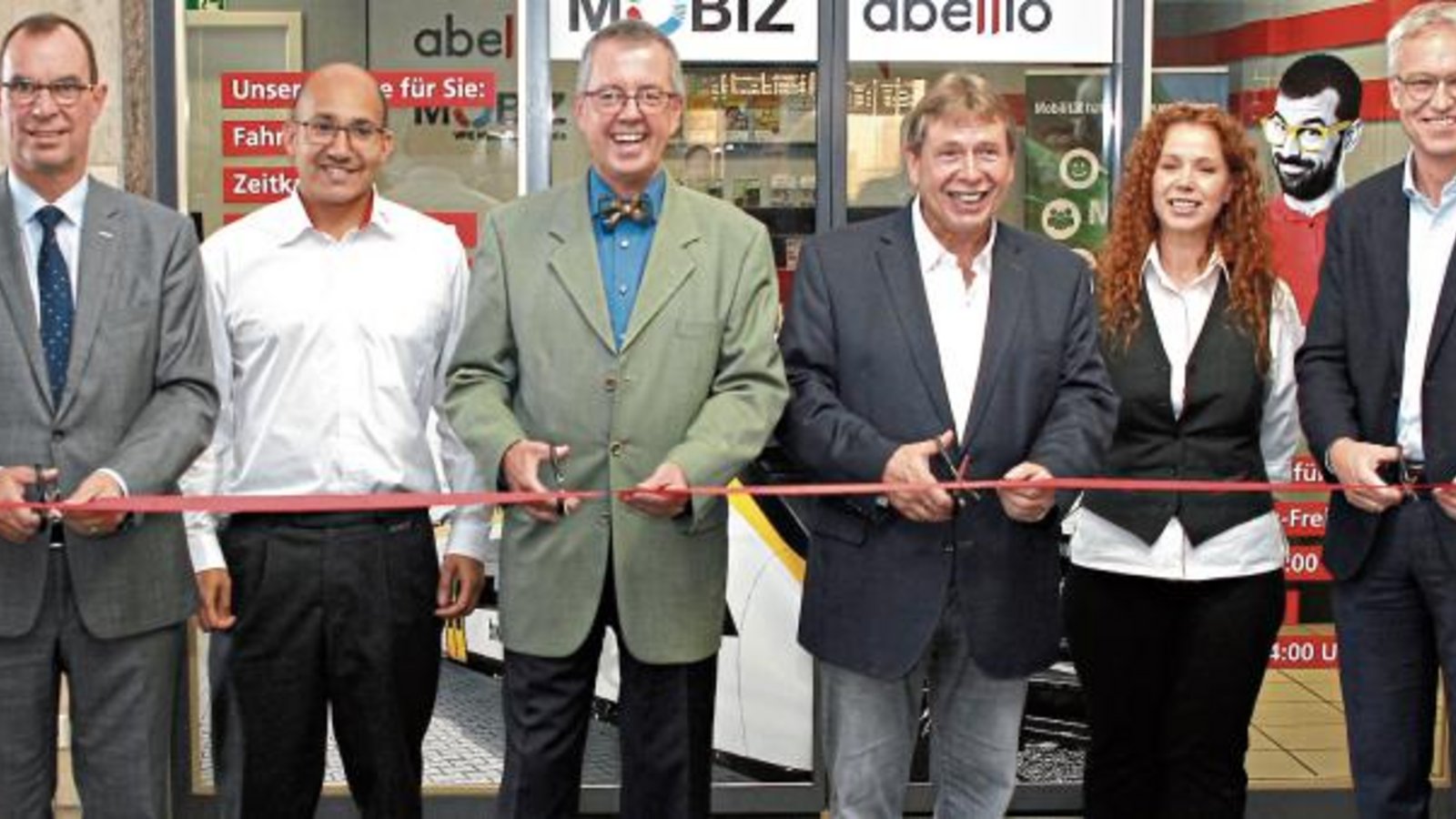 Haben am Dienstag die „MobiZ 2.0“ im Bahnhof Mühlacker aufs Gleis gestellt: Oberbürgermeister Frank Schneider, Benjamin Schmauder (Abellio) Landrat-Vize Wolfgang Herz, VPE-Geschäftsführer Axel Hofsäß, Eleni Ramenidou (Abellio) und Rolf Schafferath, Geschäftsführer von Abellio Baden-Württemberg (von links). Foto: Kollros Haben am Dienstag die „MobiZ 2.0“ im Bahnhof Mühlacker aufs Gleis gestellt: Oberbürgermeister Frank Schneider, Benjamin Schmauder (Abellio) Landrat-Vize Wolfgang Herz, VPE-Geschäftsführer Axel Hofsäß, Eleni Ramenidou (Abellio) und Rolf Schafferath, Geschäftsführer von Abellio Baden-Württemberg (von links). Foto: Kollros