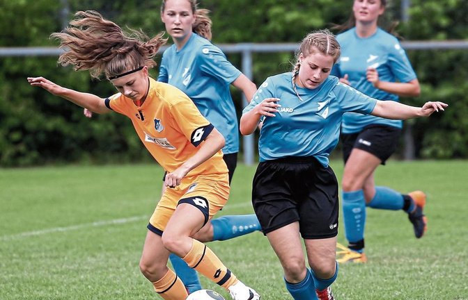 Gegen die TSG 1899 Hoffenheim (links Chiara Jahn) haben Alena Sinn und ihre Mitstreiterinnen vom SV Horrheim meist das Nachsehen. Foto: Küppers