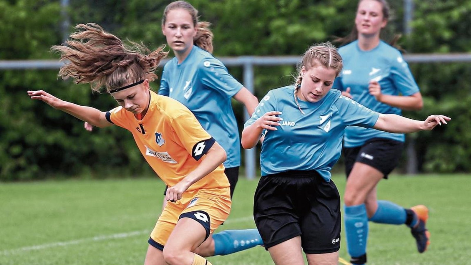 Gegen die TSG 1899 Hoffenheim (links Chiara Jahn) haben Alena Sinn und ihre Mitstreiterinnen vom SV Horrheim meist das Nachsehen. Foto: Küppers