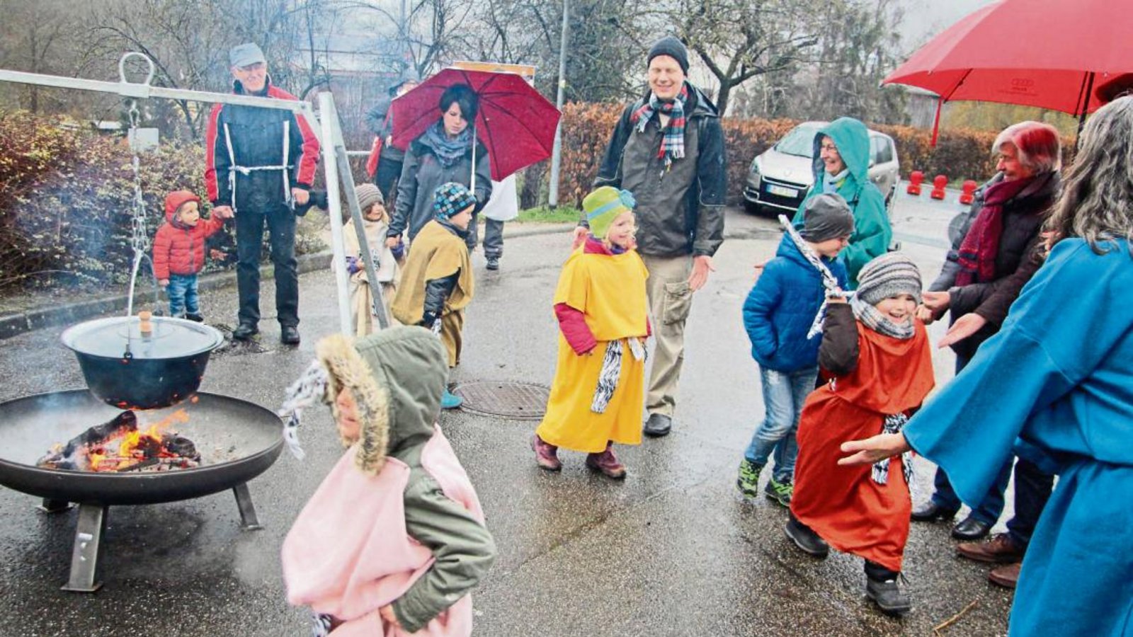 Das Schlagen mit den Lebensruten machte den Kindern sichtlich Spaß – und hat einen langen historischen Hintergrund. Foto: Gergen Das Schlagen mit den Lebensruten machte den Kindern sichtlich Spaß – und hat einen langen historischen Hintergrund. Foto: Gergen