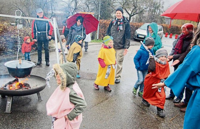 Das Schlagen mit den Lebensruten machte den Kindern sichtlich Spaß – und hat einen langen historischen Hintergrund. Foto: Gergen