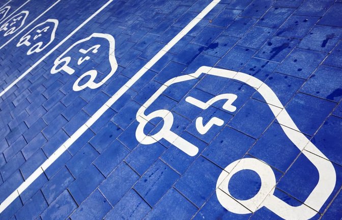 E-Autos sind derzeit der Renner: Grund dafür sind niedrigere Anschaffungskosten, hohe Spritpreise und die Prämie des Bundes.<span class='image-autor'>Bernd Thissen/dpa</span>