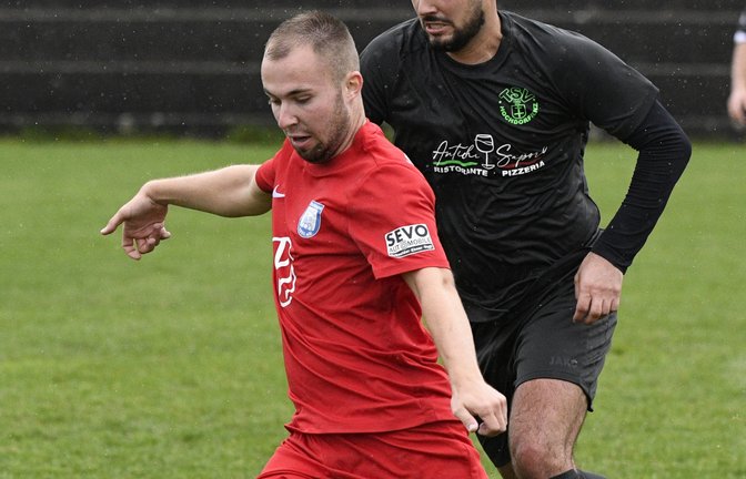Hochdorfs Antigon Muja (hinten) versucht, dem Vaihinger Malron Kube den Ball abzuluchsen. Am Ende schlägt der TSV die VfB-Zweite mit 4:1. <span class='image-autor'>Foto: Leitner</span>