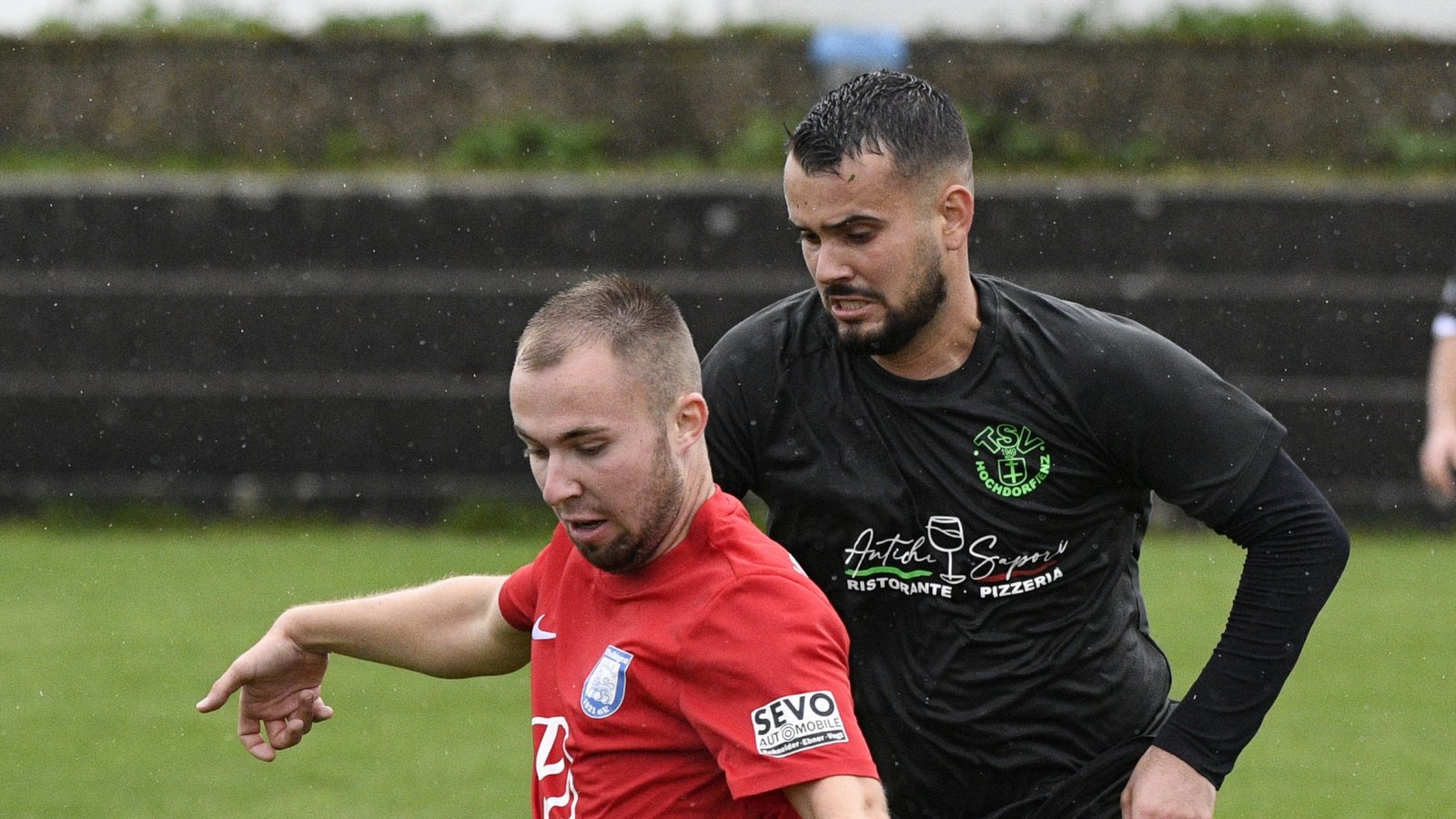 Hochdorfs Antigon Muja (hinten) versucht, dem Vaihinger Malron Kube den Ball abzuluchsen. Am Ende schlägt der TSV die VfB-Zweite mit 4:1. Foto: Leitner Hochdorfs Antigon Muja (hinten) versucht, dem Vaihinger Malron Kube den Ball abzuluchsen. Am Ende schlägt der TSV die VfB-Zweite mit 4:1. Foto: Leitner