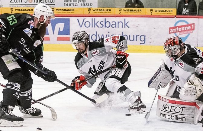 Frankfurts Goalie Brett Jaeger (rechts) lässt die Bietigheimer – hier Shawn Weller (links) – regelrecht verzweifeln.