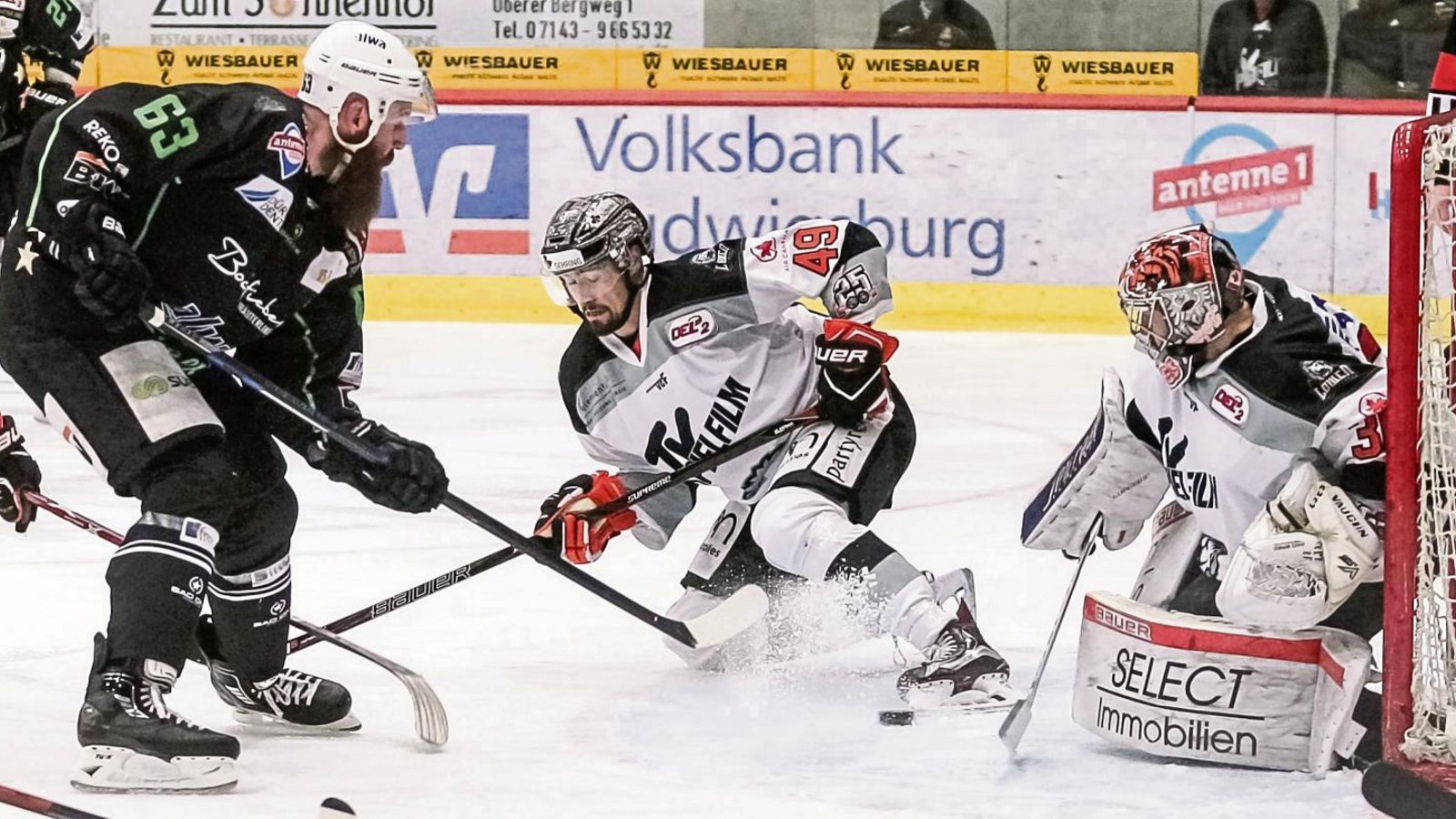 Frankfurts Goalie Brett Jaeger (rechts) lässt die Bietigheimer – hier Shawn Weller (links) – regelrecht verzweifeln. Frankfurts Goalie Brett Jaeger (rechts) lässt die Bietigheimer – hier Shawn Weller (links) – regelrecht verzweifeln.