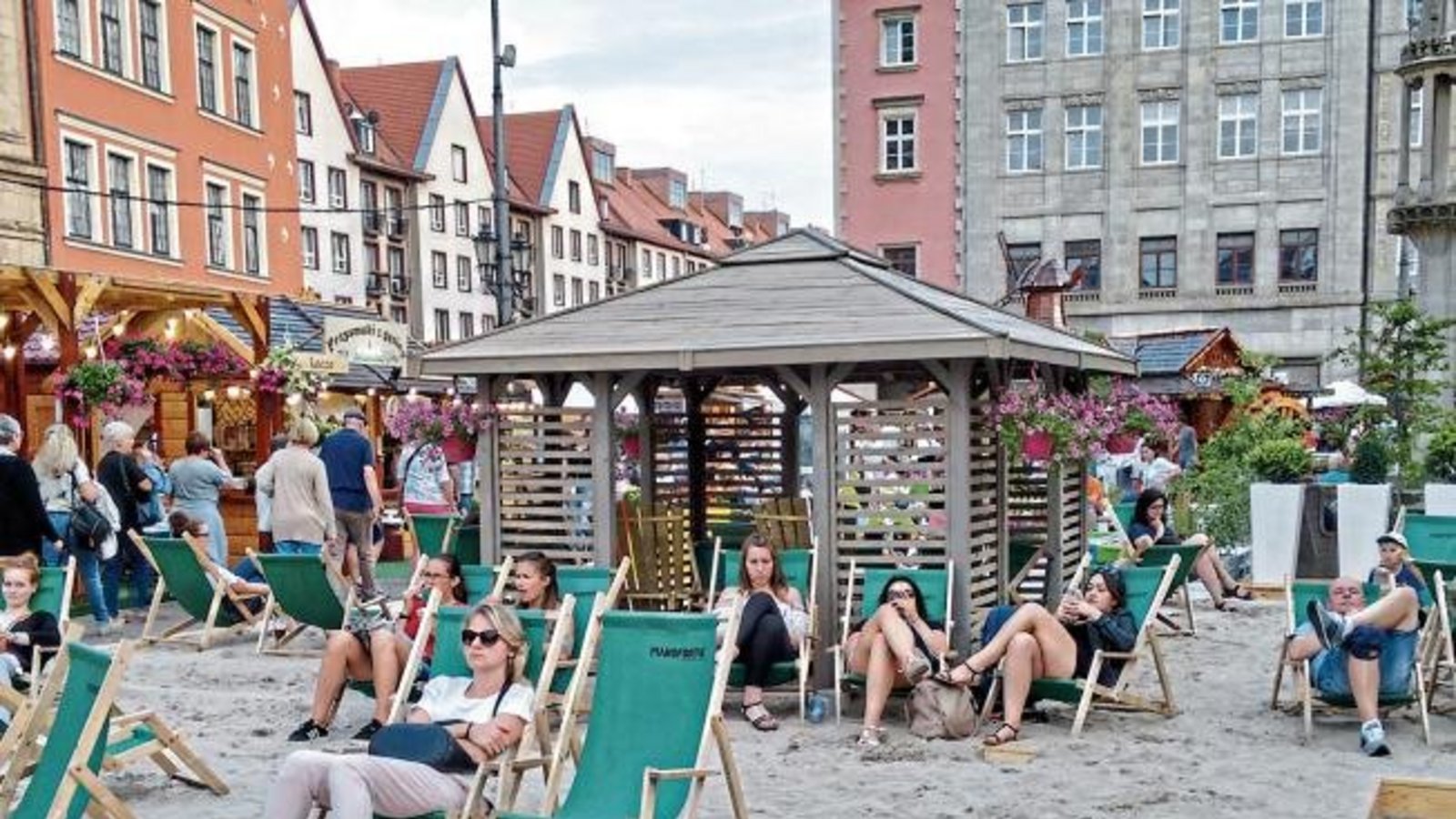 Am 12. Juli beginnt in Vaihingen wieder das Strandleben. Als kleinen Vorgeschmack zeigt das Foto das Strandleben im polnischen Breslau. Foto: Mayer Am 12. Juli beginnt in Vaihingen wieder das Strandleben. Als kleinen Vorgeschmack zeigt das Foto das Strandleben im polnischen Breslau. Foto: Mayer