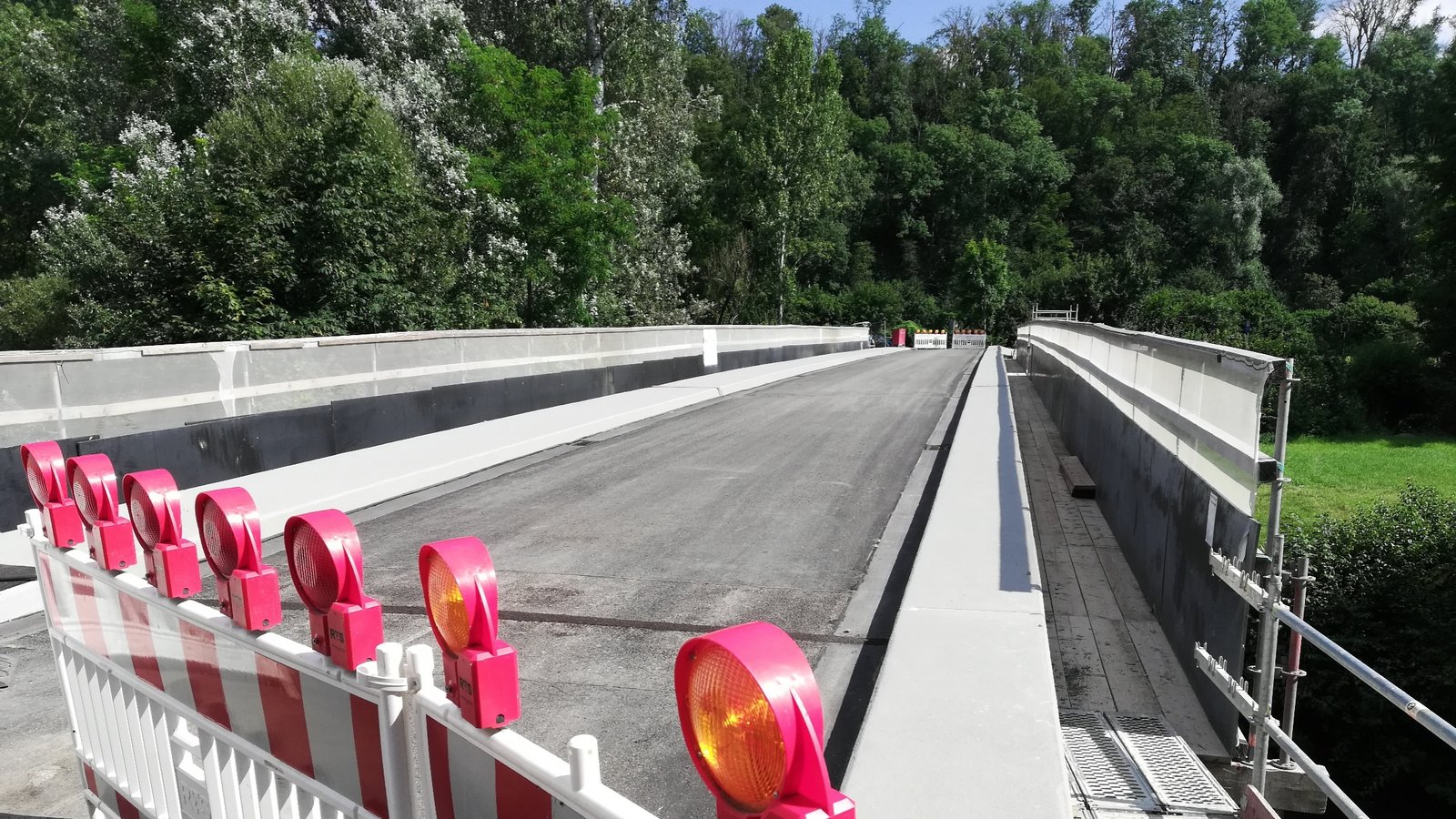 Auf der Enzbrücke bei Oberriexingen laufen die letzten Arbeiten. Bald soll die Straße wieder freigegeben werden.  Foto: Arning