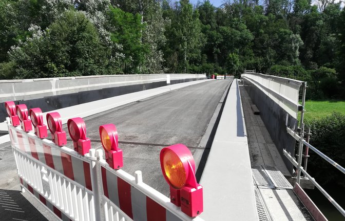 Auf der Enzbrücke bei Oberriexingen laufen die letzten Arbeiten. Bald soll die Straße wieder freigegeben werden.  <span class='image-autor'>Foto: Arning</span>