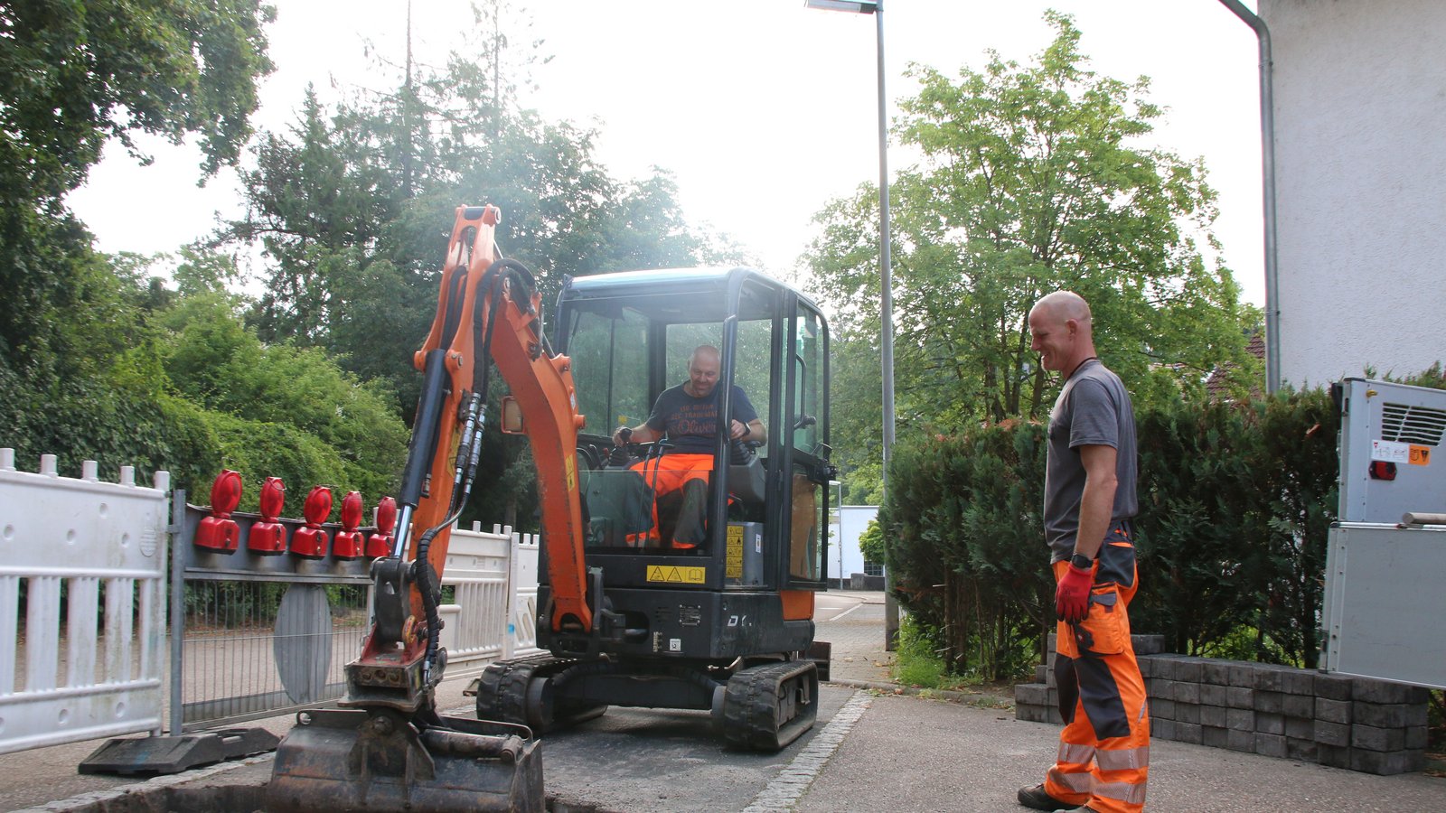 Stein um Stein lösen die Oberriexinger Bauhofmitarbeiter aus dem Boden. Unten links ist die geplante Wölbung erkennbar. Foto: Mross