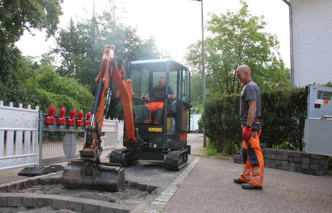 Stein um Stein lösen die Oberriexinger Bauhofmitarbeiter aus dem Boden. Unten links ist die geplante Wölbung erkennbar. <span class='image-autor'>Foto: Mross</span>