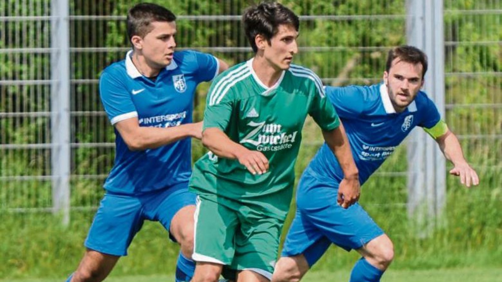 Matthias Knapp vom SV Iptingen setzt sich hier gegen die Bissinger Marcel Felle (links) und Dominik Schampera durch. Seiner Mannschaft glückte ein 1:0-Sieg. Foto: Leitner Matthias Knapp vom SV Iptingen setzt sich hier gegen die Bissinger Marcel Felle (links) und Dominik Schampera durch. Seiner Mannschaft glückte ein 1:0-Sieg. Foto: Leitner