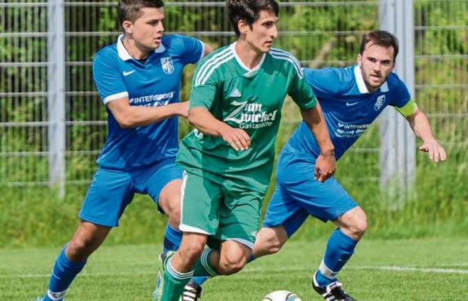 Matthias Knapp vom SV Iptingen setzt sich hier gegen die Bissinger Marcel Felle (links) und Dominik Schampera durch. Seiner Mannschaft glückte ein 1:0-Sieg. Foto: Leitner