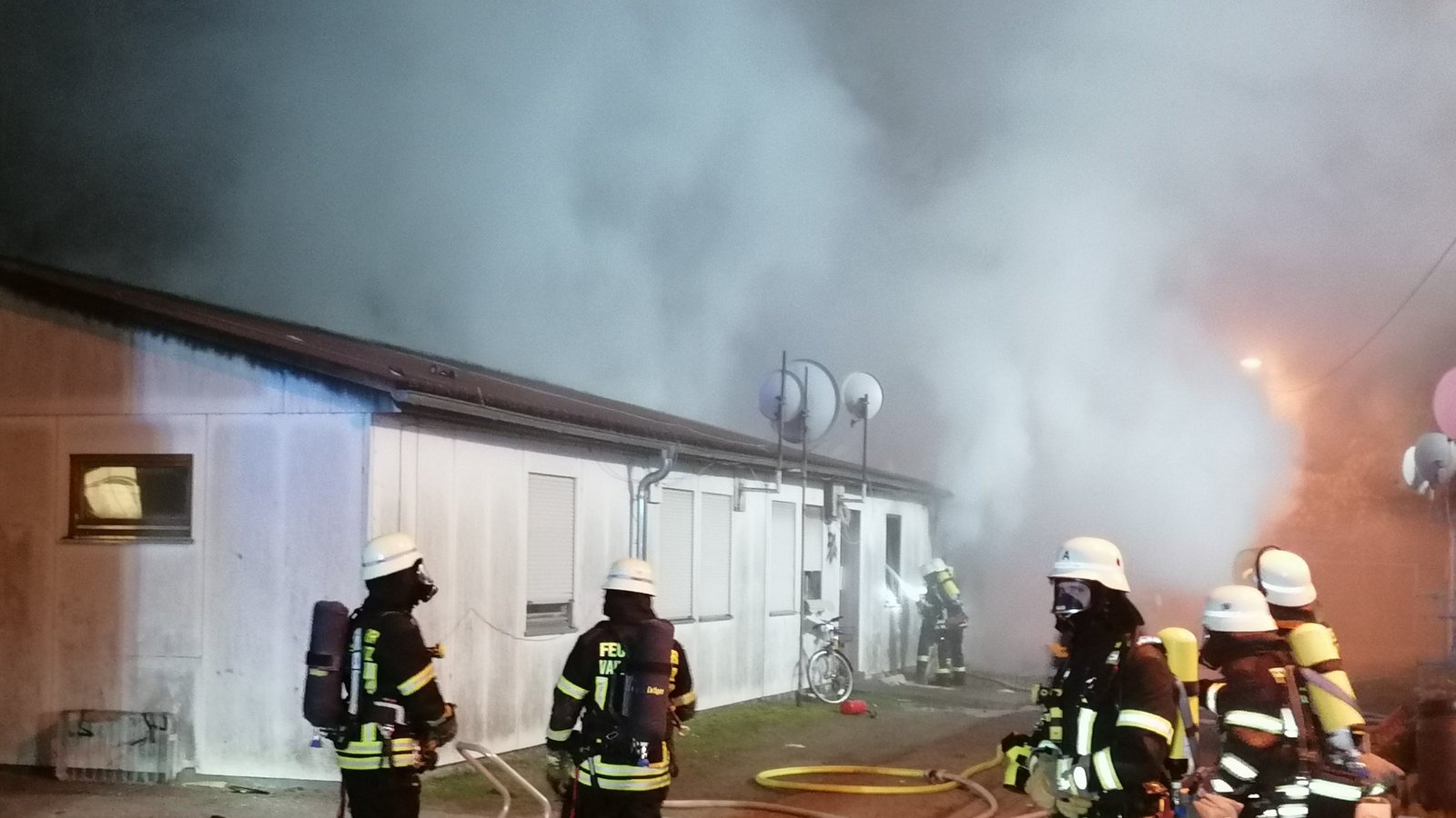 In einer Baracke der Geflüchtetenunterkunft in der Auricher Straße brennt es.  Fotos: Rieger/Banholzer