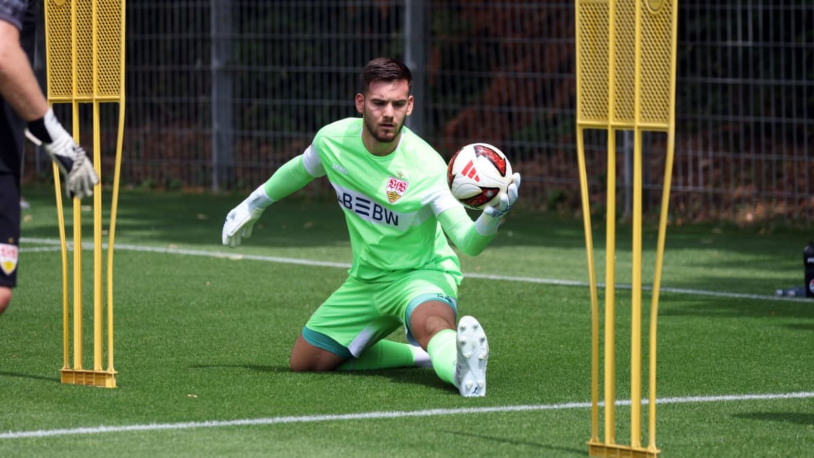 Dennis Seimen will beim VfB Stuttgart eine gute Vorbereitung absolvieren.IMAGO/Robin Rudel Dennis Seimen will beim VfB Stuttgart eine gute Vorbereitung absolvieren.IMAGO/Robin Rudel
