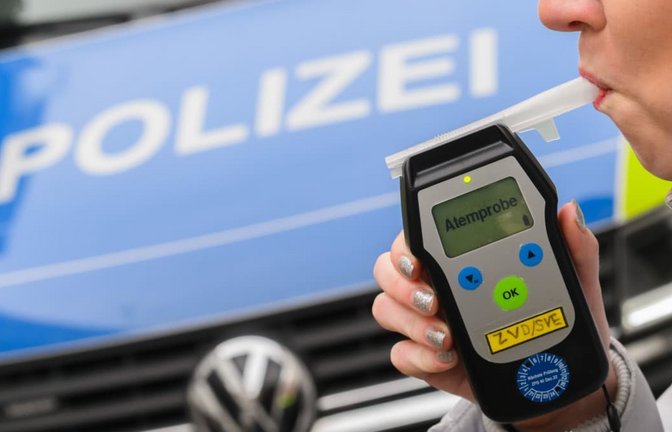 Mit Alkohol am Steuer erwischt, und nun ist der Führerschein weg? In solchen Fällen soll ein Polizist aus dem Landkreis Neu-Ulm gegen Bezahlung geholfen haben.<span class='image-autor'>Julian Stratenschulte/dpa</span>