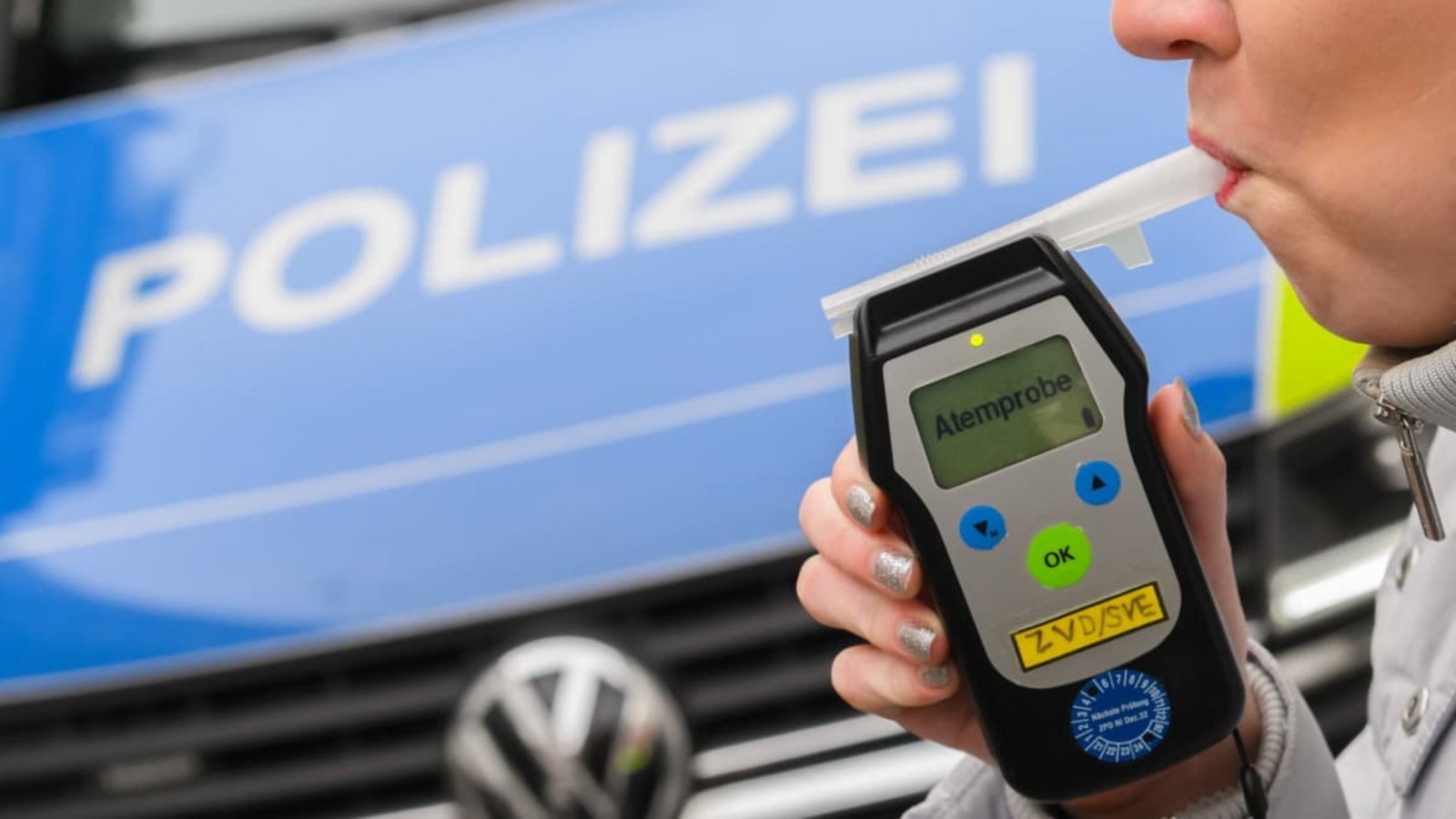 Mit Alkohol am Steuer erwischt, und nun ist der Führerschein weg? In solchen Fällen soll ein Polizist aus dem Landkreis Neu-Ulm gegen Bezahlung geholfen haben.Julian Stratenschulte/dpa Mit Alkohol am Steuer erwischt, und nun ist der Führerschein weg? In solchen Fällen soll ein Polizist aus dem Landkreis Neu-Ulm gegen Bezahlung geholfen haben.Julian Stratenschulte/dpa