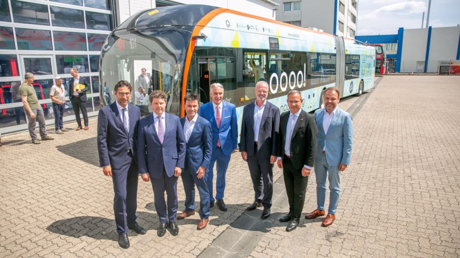 Prominenz mit Bus: Zur Übergabe der beiden ersten Oberleitungsfahrzeuge kamen auch OB Matthias Klopfer, der tschechische Botschafter Jiří Čistecký, Karel Majer und Jan Christoph Harder von der Škoda Group,
Jörg Steins von Eberspaecher, Staatssekretär Raimund Haser und Finanzbürgermeister Ingo Rust (von links).Roberto Bulgrin Prominenz mit Bus: Zur Übergabe der beiden ersten Oberleitungsfahrzeuge kamen auch OB Matthias Klopfer, der tschechische Botschafter Jiří Čistecký, Karel Majer und Jan Christoph Harder von der Škoda Group,
Jörg Steins von Eberspaecher, Staatssekretär Raimund Haser und Finanzbürgermeister Ingo Rust (von links).Roberto Bulgrin
