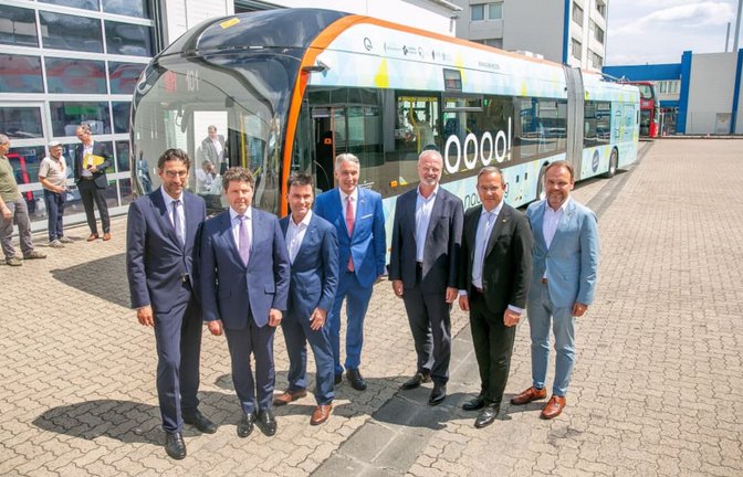 Prominenz mit Bus: Zur Übergabe der beiden ersten Oberleitungsfahrzeuge kamen auch OB Matthias Klopfer, der tschechische Botschafter Jiří Čistecký, Karel Majer und Jan Christoph Harder von der Škoda Group,
Jörg Steins von Eberspaecher, Staatssekretär Raimund Haser und Finanzbürgermeister Ingo Rust (von links).<span class='image-autor'>Roberto Bulgrin</span>