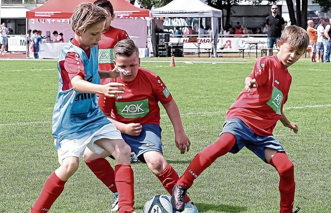 Lion Schmidt (links) war mit dem VfB Vaihingen als Schweiz bei der Mini-Weltmeisterschaft in Freiberg am Ball. Foto: Simecek