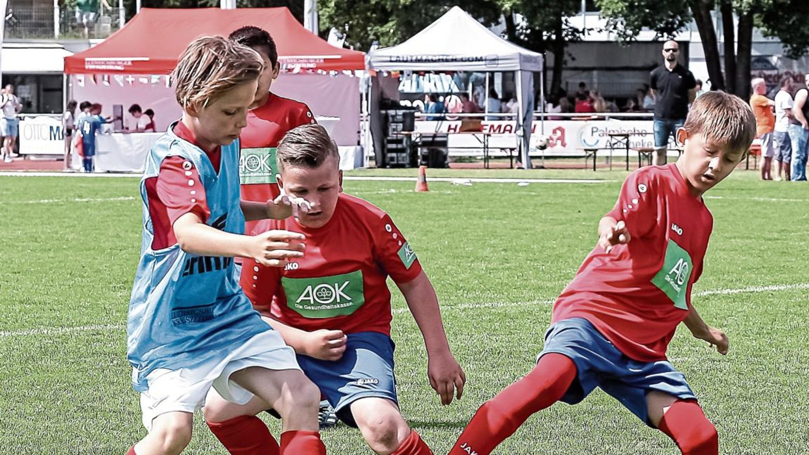 Lion Schmidt (links) war mit dem VfB Vaihingen als Schweiz bei der Mini-Weltmeisterschaft in Freiberg am Ball. Foto: Simecek Lion Schmidt (links) war mit dem VfB Vaihingen als Schweiz bei der Mini-Weltmeisterschaft in Freiberg am Ball. Foto: Simecek
