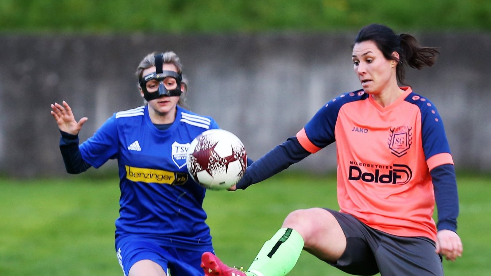 Einen glücklichen Punktgewinn feiert Tanja Arnold (rechts) mit der SGM Roßwag/Großglattbach im Auswärtsspiel beim SB Asperg. Foto: Archiv/Küppers
