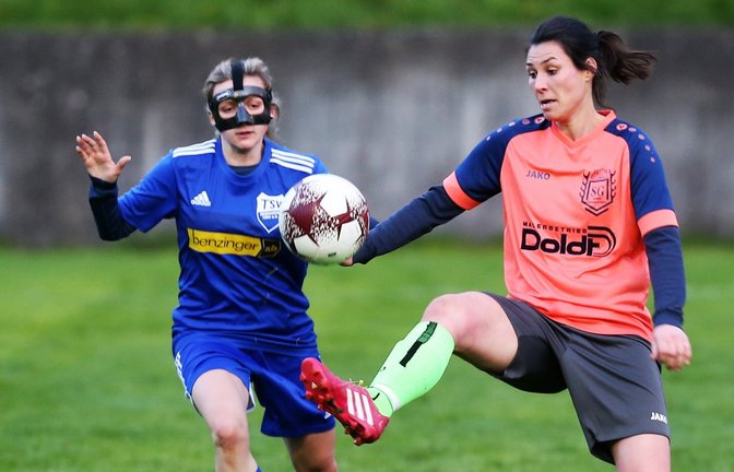 Einen glücklichen Punktgewinn feiert Tanja Arnold (rechts) mit der SGM Roßwag/Großglattbach im Auswärtsspiel beim SB Asperg. <span class='image-autor'>Foto: Archiv/Küppers</span>