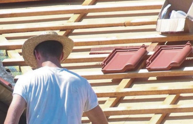 Augen auf bei der Dachdecker-Wahl: Sogenannte Dachhaie versuchen Hausbesitzer zu Reparaturen zu überreden, die eigentlich gar nicht notwendig sind. Foto: Rita Köhler/pixelio.de