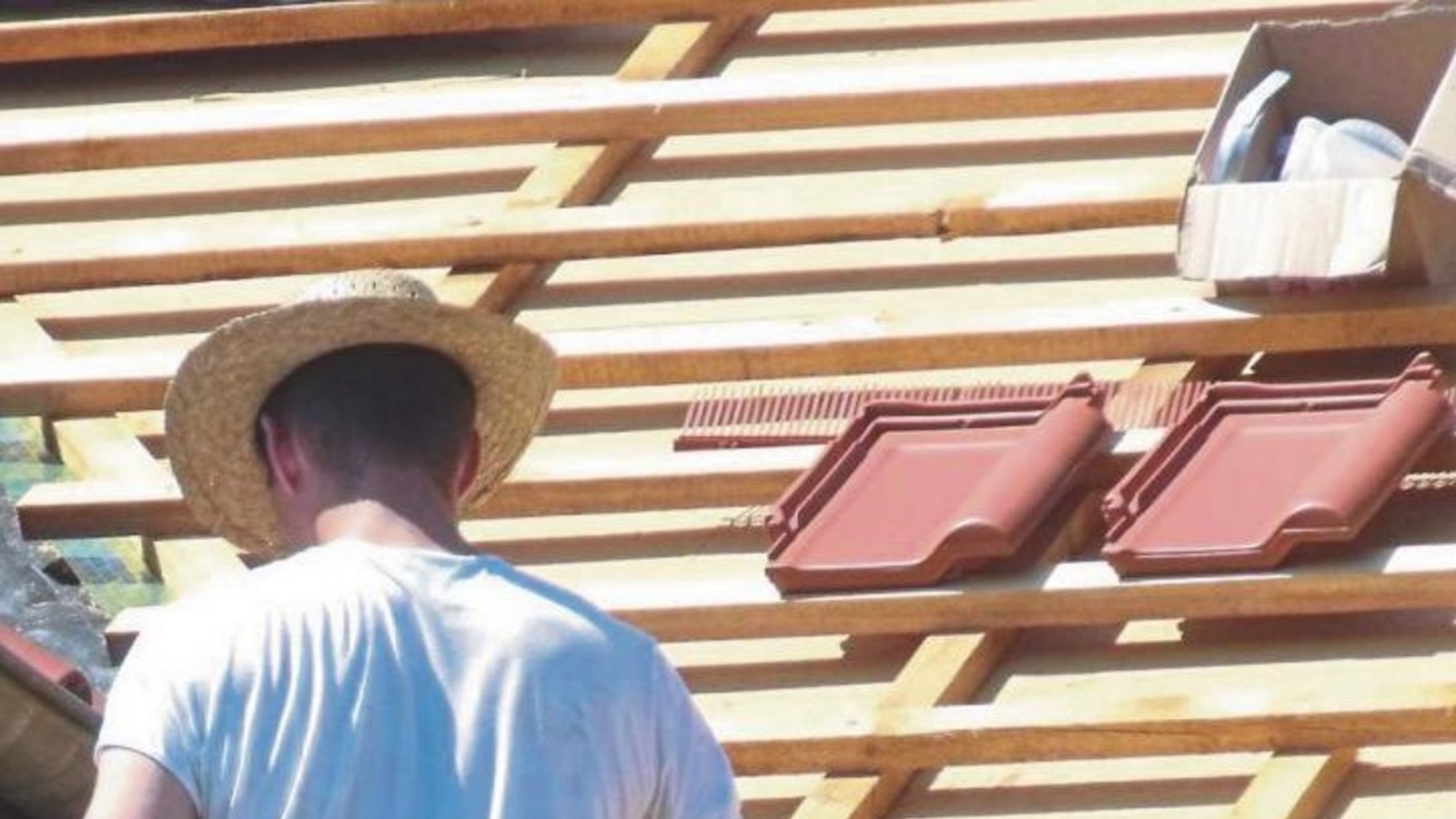 Augen auf bei der Dachdecker-Wahl: Sogenannte Dachhaie versuchen Hausbesitzer zu Reparaturen zu überreden, die eigentlich gar nicht notwendig sind. Foto: Rita Köhler/pixelio.de Augen auf bei der Dachdecker-Wahl: Sogenannte Dachhaie versuchen Hausbesitzer zu Reparaturen zu überreden, die eigentlich gar nicht notwendig sind. Foto: Rita Köhler/pixelio.de