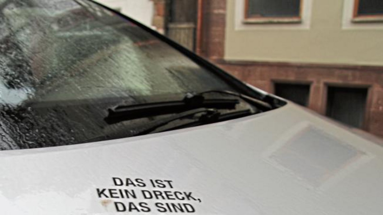 Wer um einen lustigen Spruch nicht verlegen ist, kann sich so manche Autowäsche sparen, wie dieses Exemplar in der Vaihinger Kernstadt beweist.  Foto: Banholzer