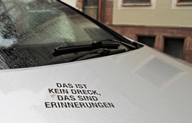 Wer um einen lustigen Spruch nicht verlegen ist, kann sich so manche Autowäsche sparen, wie dieses Exemplar in der Vaihinger Kernstadt beweist.  Foto: Banholzer