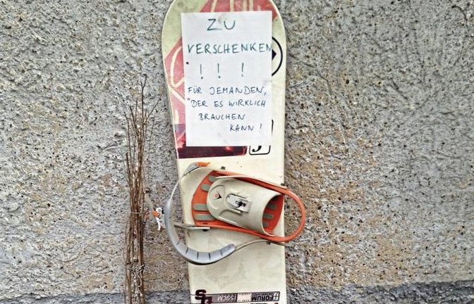Da hat wohl jemand die Hoffnung auf eine letzte Pistenfahrt schon aufgegeben. Vielleicht findet sich auch jemand, der es wirklich brauchen kann zum Beispiel zum Surfen auf der Enz, glaubt unser Leser Friedbert Rößler, der dieses Foto in Vaihingen geschoss