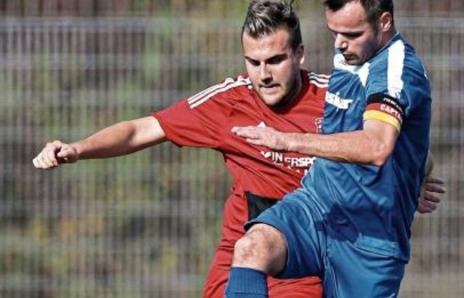 Für den TSV Großglattbach (hinten Axel Weidner) läuft es ebenso wenig nach Plan wie für den FC Gündelbach, dem Kapitän Pajtim Ajeti hier den Ball erobern will. Foto: Küppers