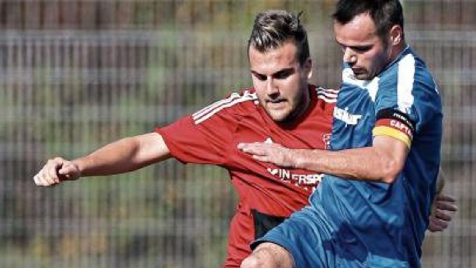 Für den TSV Großglattbach (hinten Axel Weidner) läuft es ebenso wenig nach Plan wie für den FC Gündelbach, dem Kapitän Pajtim Ajeti hier den Ball erobern will. Foto: Küppers Für den TSV Großglattbach (hinten Axel Weidner) läuft es ebenso wenig nach Plan wie für den FC Gündelbach, dem Kapitän Pajtim Ajeti hier den Ball erobern will. Foto: Küppers