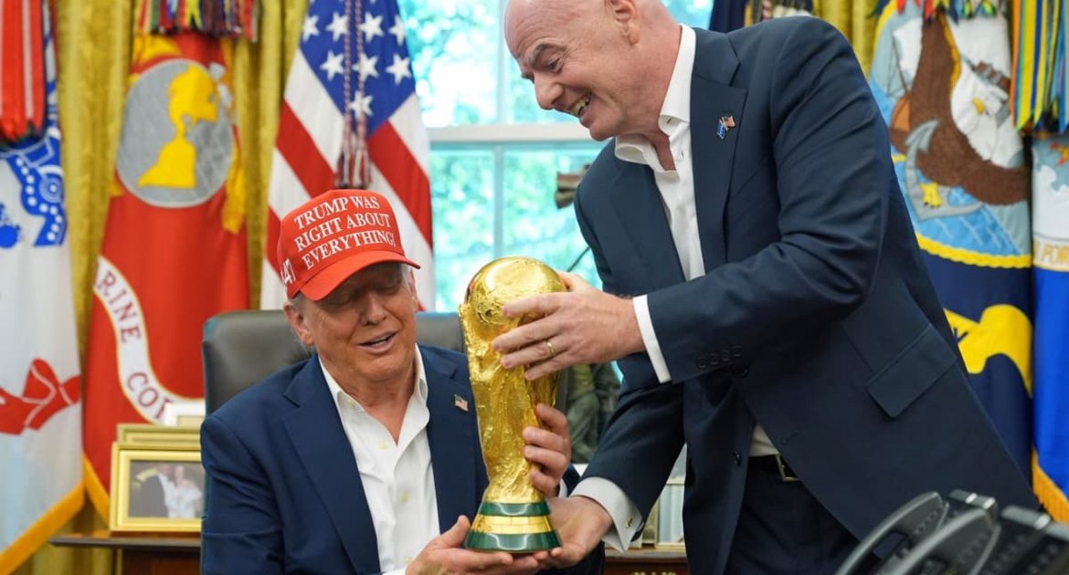 US-Präsident Trump und Gianni Infantino. FIFA-Chef Infantino will noch mehr Geld aus der Fußball-WM herausholen und Anteile am Turnier an private Investoren abtreten (Archivfoto).