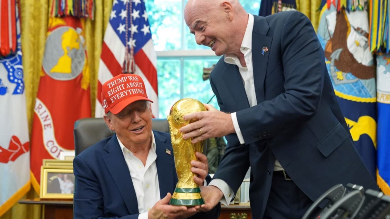 US-Präsident Trump und Gianni Infantino. FIFA-Chef Infantino will noch mehr Geld aus der Fußball-WM herausholen und Anteile am Turnier an private Investoren abtreten (Archivfoto).Jacquelyn Martin/AP/dpa