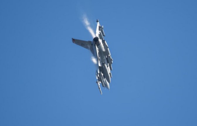 Ein Kampfflugzeug vom Typ F-16 (Symbolbild).<span class='image-autor'>Harald Tittel/dpa</span>