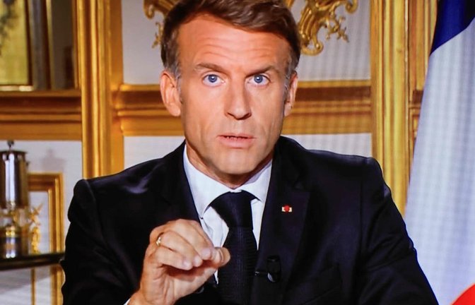 Emmanuel Macron verurteilt die Ausschreitungen in Frankreich und kündigt Konsequenzen an (Archivfoto).<span class='image-autor'>LUDOVIC MARIN/afp</span>