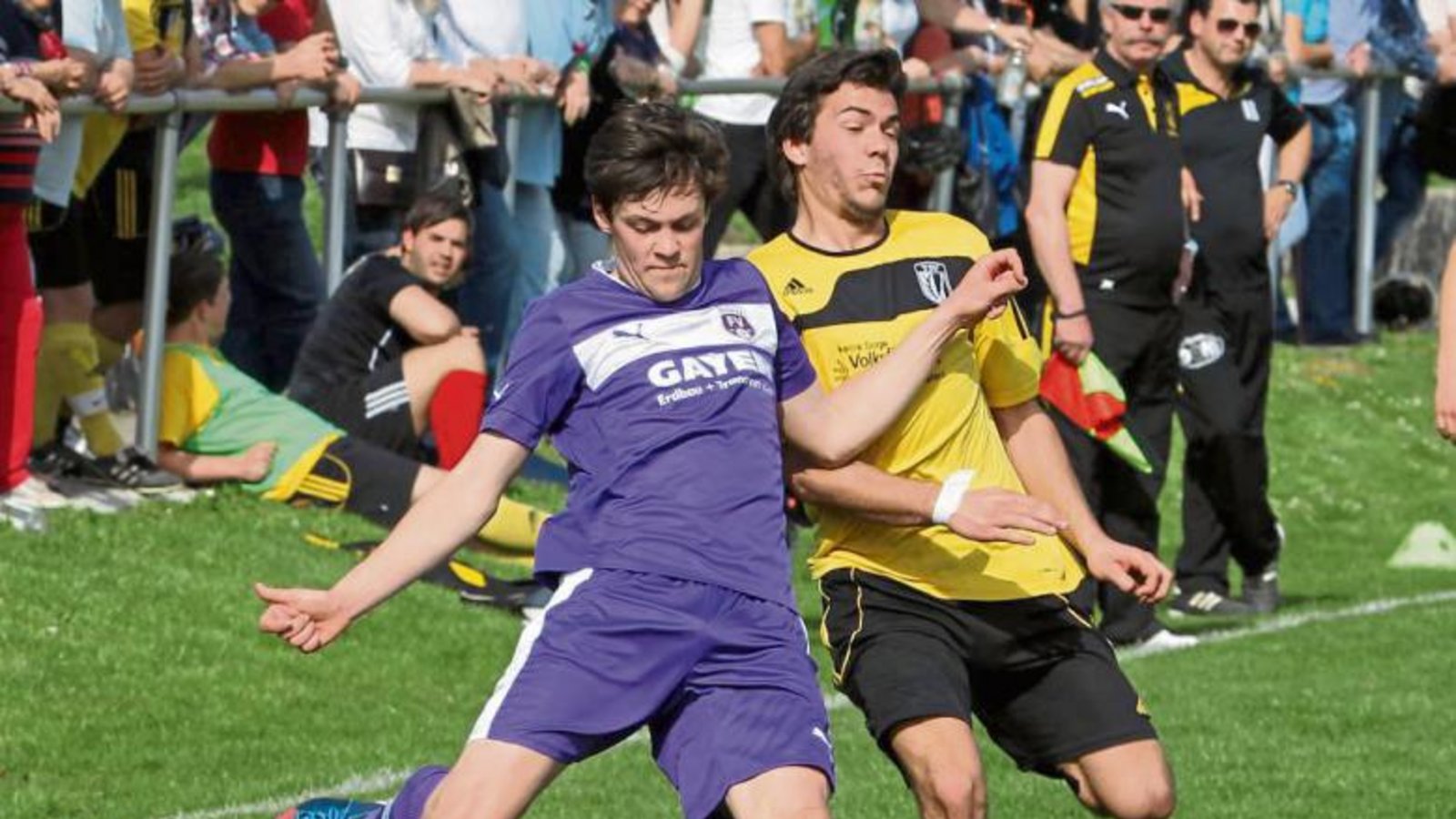 Marius Zimmermann (links) setzt immer wieder Impulse in der Roßwager Offensive. Foto: Bürkle Marius Zimmermann (links) setzt immer wieder Impulse in der Roßwager Offensive. Foto: Bürkle