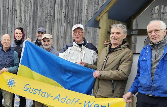 Auf dem Biohof von Michael Braun (2.v.r.) in Aurich verladen Ulrich Hirsch (3.v.r.) und ehrenamtliche Unterstützer am Dienstag Spielplatzgeräte für ukrainische Kinder. <span class='image-autor'>Foto: Rieger</span>