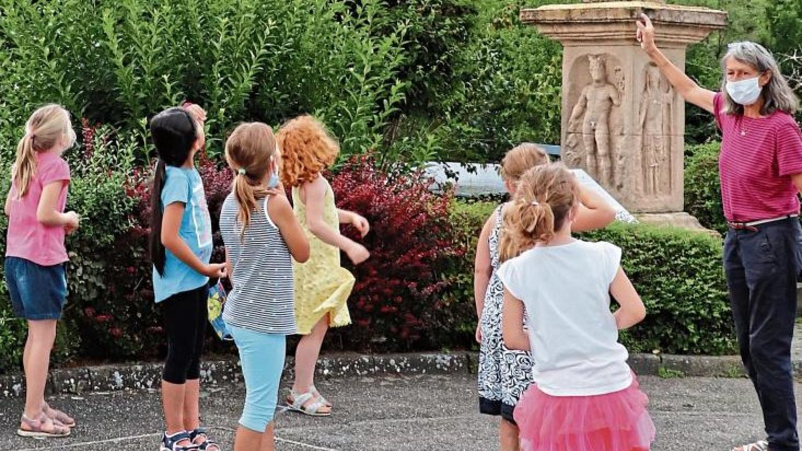 An der Jupitersäule gab es einiges zu entdecken. Fotos: Gergen An der Jupitersäule gab es einiges zu entdecken. Fotos: Gergen