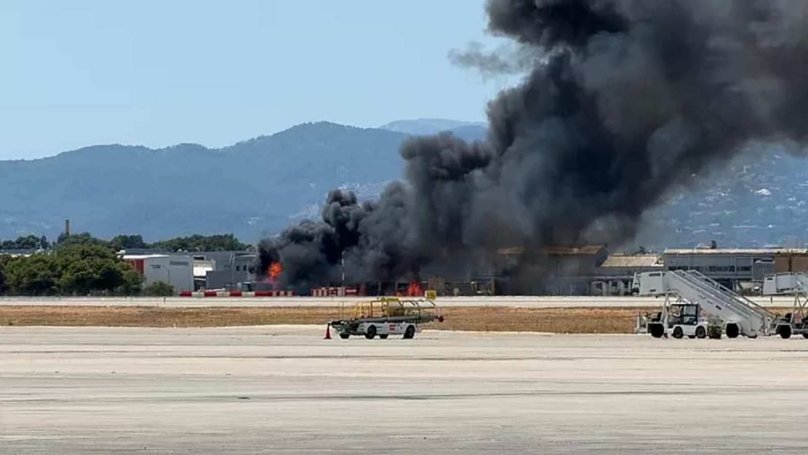 Direkt hinter dem Rollfeld des Airports Son Sant Joan schossen Flammen in die Höhe.Controladores Aereos/X Direkt hinter dem Rollfeld des Airports Son Sant Joan schossen Flammen in die Höhe.Controladores Aereos/X