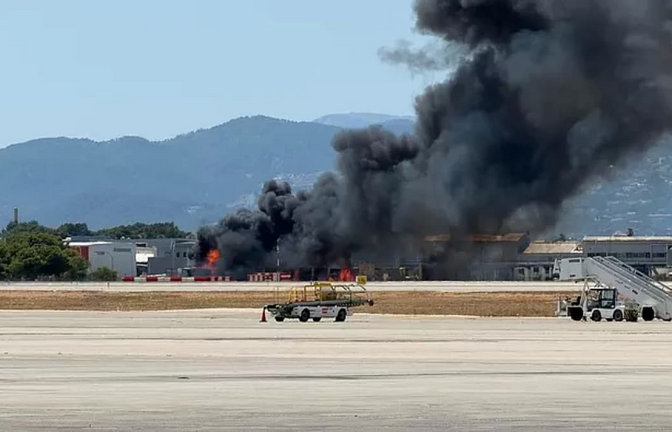 Direkt hinter dem Rollfeld des Airports Son Sant Joan schossen Flammen in die Höhe.<span class='image-autor'>Controladores Aereos/X</span>