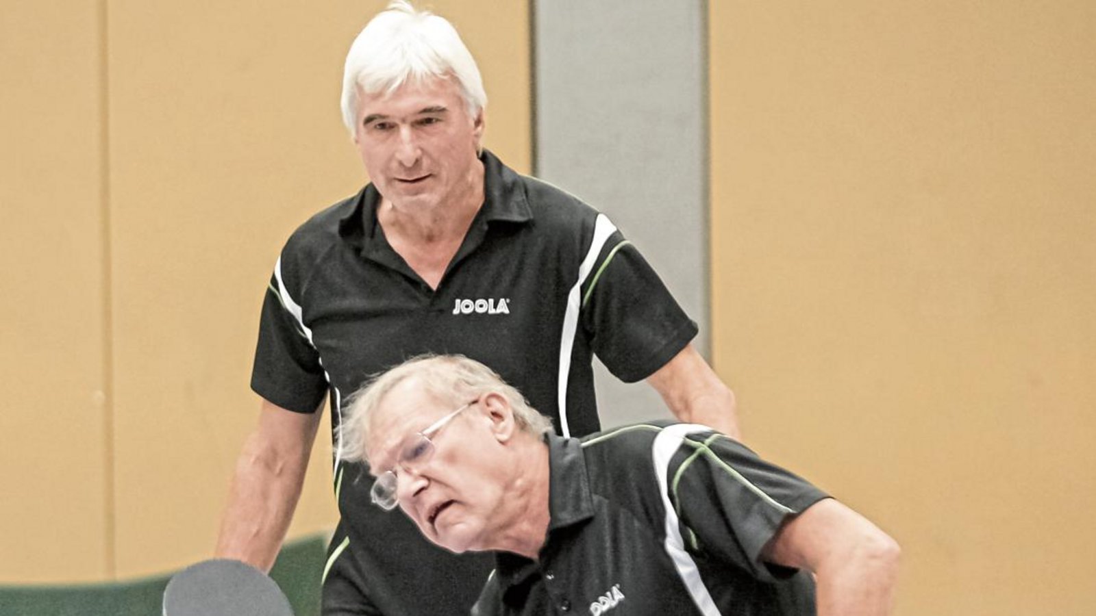 Auch wenn Erwin Schlag (vorne) und Reinhard Lämmle ihr Doppel verloren, gab es doch einen klaren Sieg für Enzweihingen. Foto: Simecek Auch wenn Erwin Schlag (vorne) und Reinhard Lämmle ihr Doppel verloren, gab es doch einen klaren Sieg für Enzweihingen. Foto: Simecek