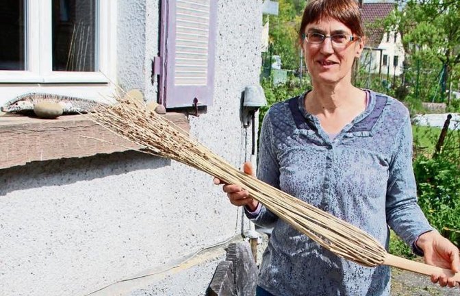 Lore Wild hat von ihrer Reise nach Israel-Palästina neben vielen Eindrücken auch Flechtkunst aus Dattelrispen mit nach Hause gebracht. Fotos: Gergen