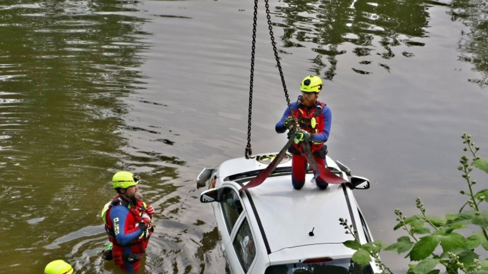 Die Einsatzkräfte bereiten die Bergung des Fahrzeugs vor. Foto: KS-Images.de/Andreas Rometsch 