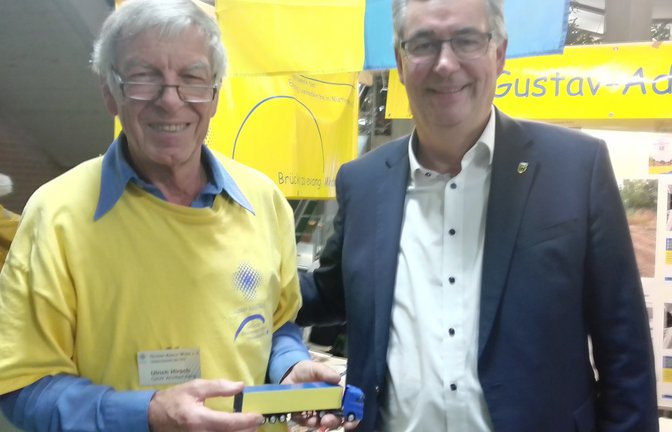 Landrat Dietmar Allgaier (rechts) bedankt sich bei Ulrich Hirsch für die GAW-Hilfstransporte aus dem Landkreis Ludwigsburg. <span class='image-autor'>Foto: p</span>